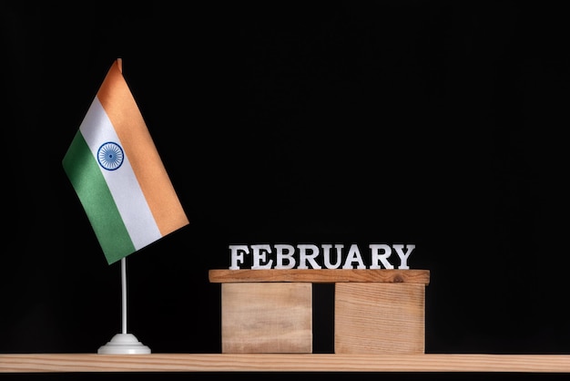 Holzkalender Februar mit indischer Flagge auf schwarzem Hintergrund Feiertage von Indien im Februar