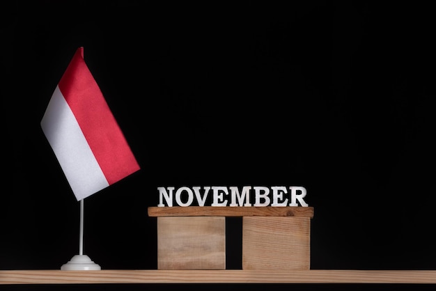 Holzkalender für November mit polnischer Flagge auf schwarzem Hintergrund Feiertage in Polen im November