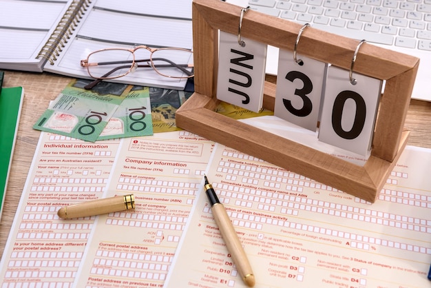 Holzkalender mit australischer Steuererklärung auf dem Tisch