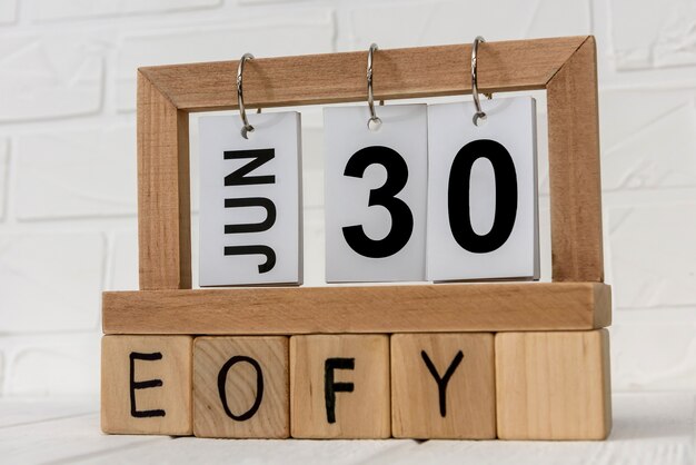 Holzkalender mit Würfeln und Text 'EOFY' darauf