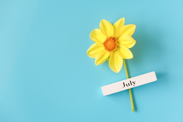 Holzkalender Sommermonat Juli und gelbe Blume
