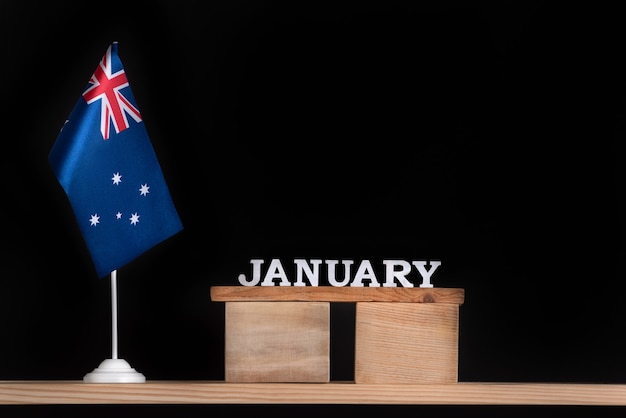 Holzkalender von Januar mit australischer Flagge auf Schwarzraum. Feiertage in Australien im Januar.