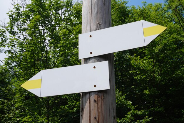 Holzkennzeichen mit zwei weißen und gelben Pfeilen