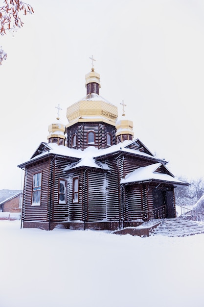 Holzkirche an einem verschneiten Tag