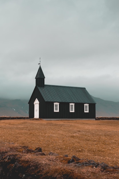 Holzkirche auf dem Feld gegen den Himmel