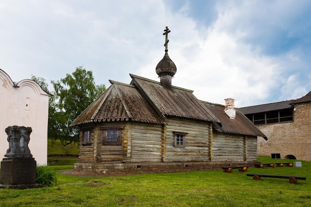 Holzkirche des Demetrius von Thessaloniki in Staraya Ladoga und Grab in der Nähe