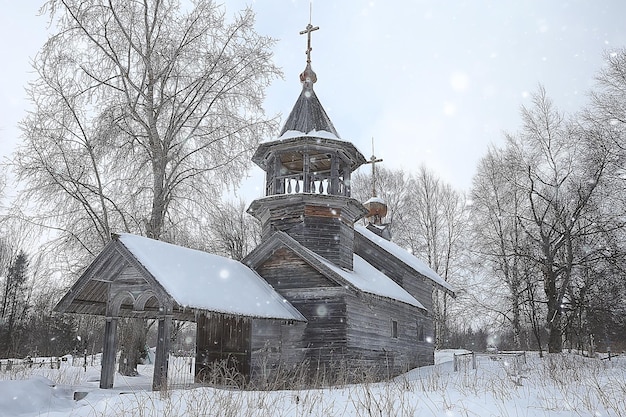 Holzkirche im Wald Winter / Landschaft christliche Kirche im Winter Landschaft, Blick auf die Holzarchitektur im Norden