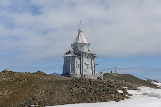 Holzkirche in der Antarktis auf der russischen Antarktisforschungsstation Bellingshausen