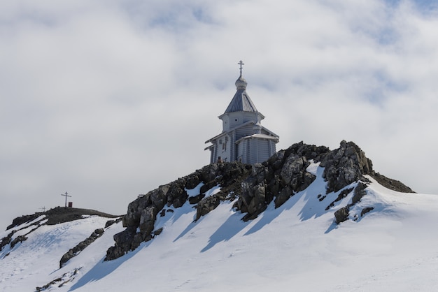 Holzkirche in der Antarktis auf der russischen Antarktisforschungsstation Bellingshausen