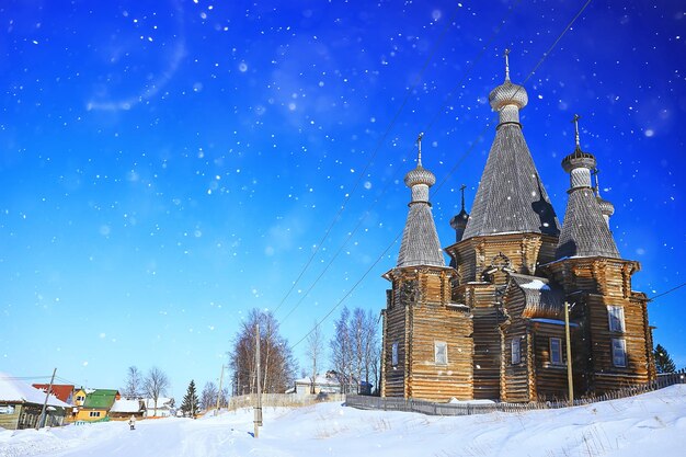 Holzkirche in der russischen Nordlandschaft im Winter, Architektur historische Religion Christentum