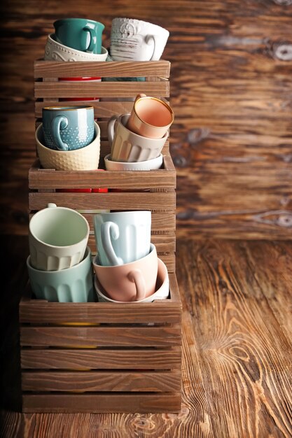Holzkisten mit Keramik-Teetassen