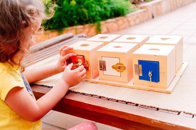 Foto holzkisten mit schlössen, montessori-lernmaterial für die manipulation von gegenständen durch kinder