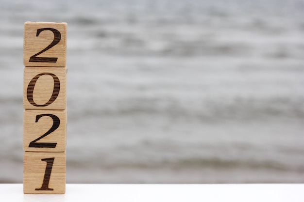 Foto holzklötze mit den nummern 2021 stehen übereinander