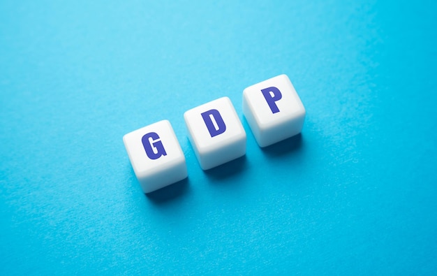 Holzklötze mit der Aufschrift „BIP Bruttoinlandsprodukt“ Finanzielles Maß für den Marktwert aller in einem bestimmten Zeitraum produzierten Endprodukte und Dienstleistungen