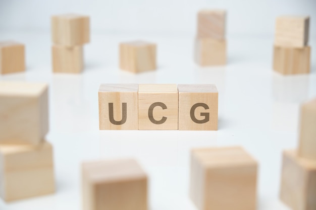 Holzklötze mit der Aufschrift - ucg.