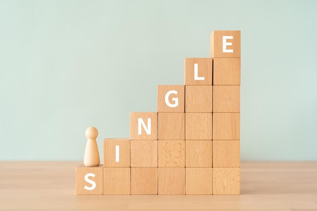 Foto holzklötze mit einzigem konzepttext und einem menschlichen spielzeug.