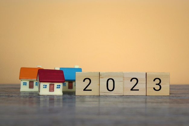 Holzklötze mit Nummer 2023 und Haus Prognose von Immobilienpreistrends und -änderungen