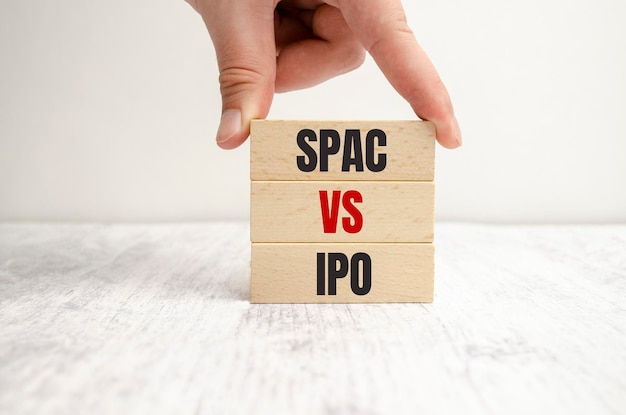 Holzklötze mit Worten SPAC vs IPO