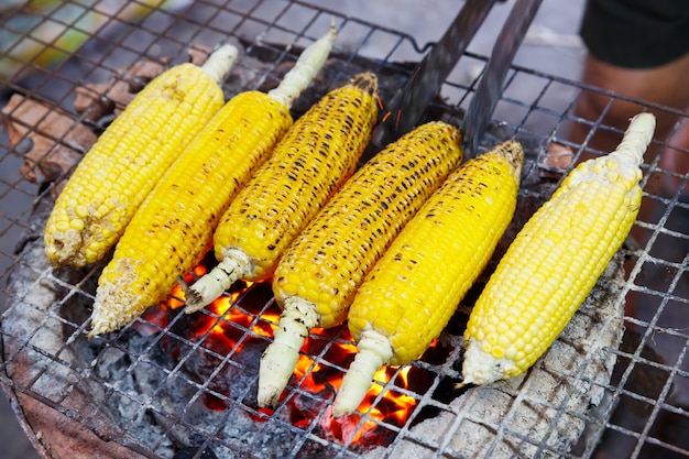 Holzkohle gegrillten Mais