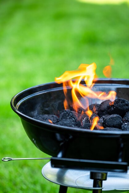 Holzkohlegrill brennendes Feuer im Garten Hinterhof