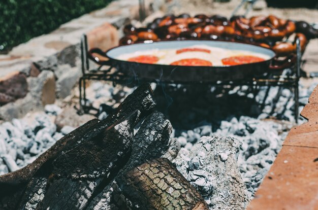 Holzkohlenstamm brennt in einem Grill