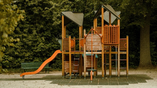 Holzkonstruktion gegen Bäume