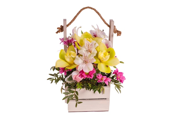 Holzkorb mit Blumenstrauß isoliert auf weißem Hintergrund Foto in hoher Qualität