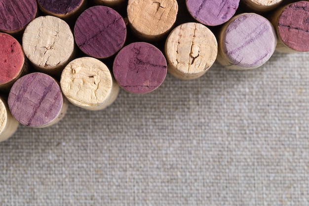 Holzkorken-Nahaufnahme von Flaschen mit Rot- und Weißwein