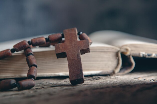 Holzkreuz auf dem Buch