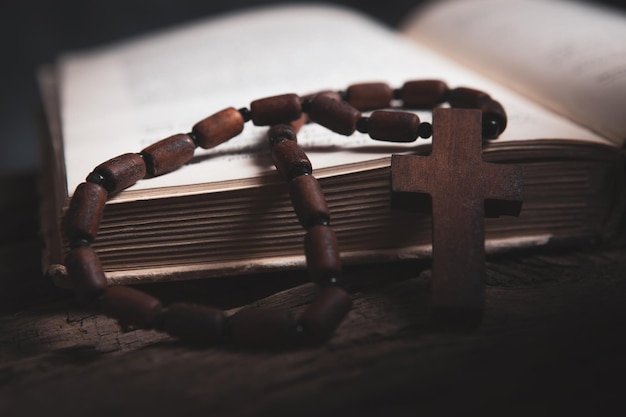 Holzkreuz auf dem Buch