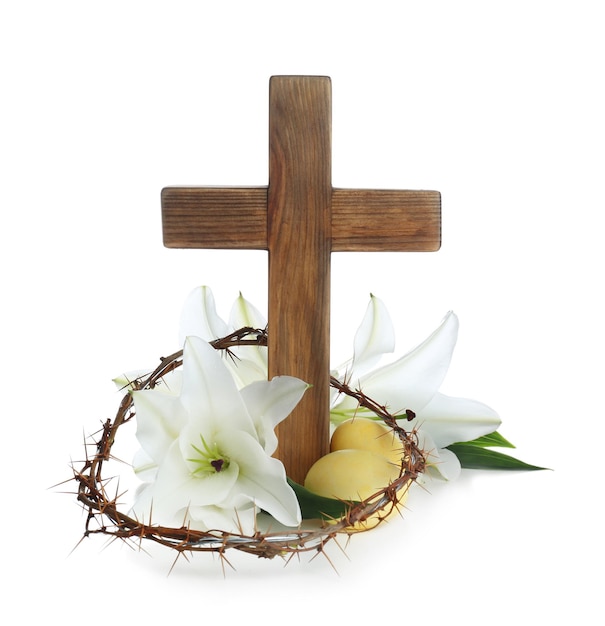 Holzkreuz Dornenkrone Ostereier und blühende Lilien auf weißem Hintergrund