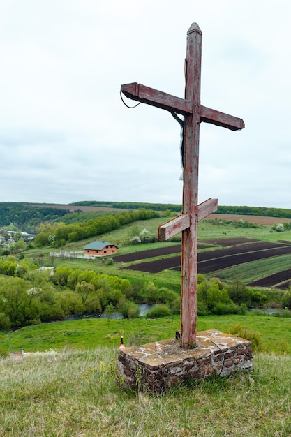 Holzkreuz in der Nähe des Frühlings Rukomysh Höhlentempel Ternopil Region Ukraine