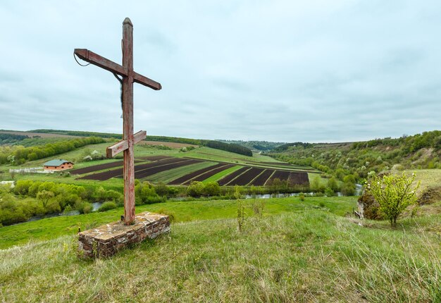 Holzkreuz in der Nähe des Frühlings Rukomysh Höhlentempel Ternopil Region Ukraine