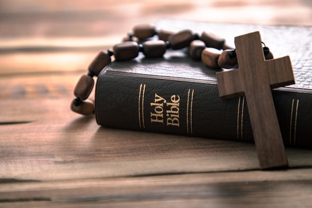 Foto holzkreuz mit bibel