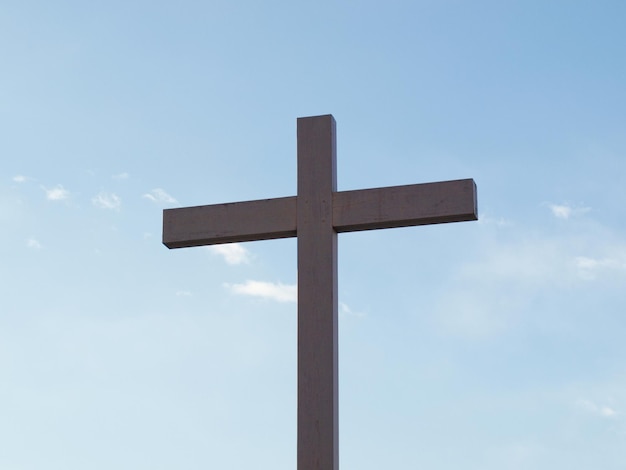 Holzkreuz über blauem Himmel