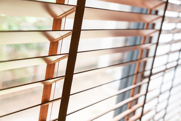 Holzläden am Fenster im Wohnzimmer