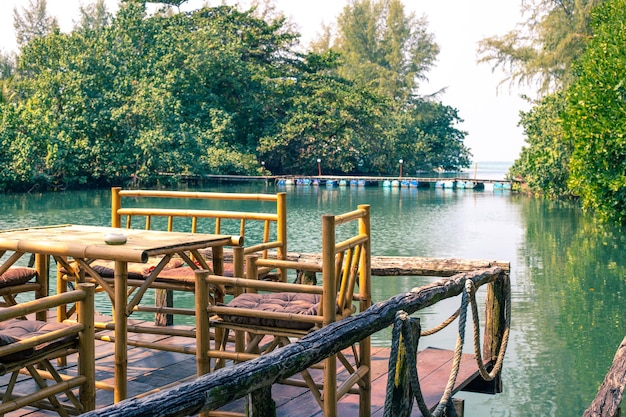 Holzlaube auf dem Wasser