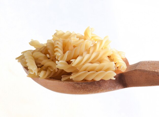 Holzlöffel mit Fusilli-Nudeln isoliert