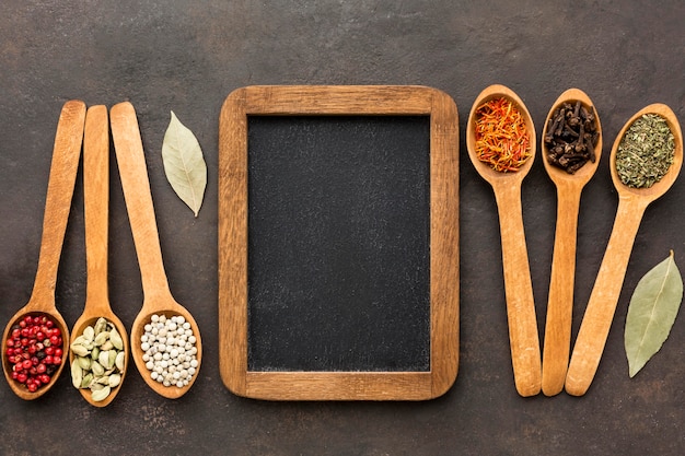 Holzlöffel mit Gewürzen mit Tafel