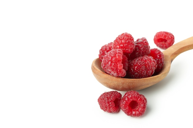 Holzlöffel mit Himbeeren, isoliert auf weißem Hintergrund.