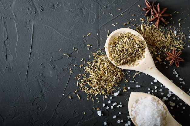 Holzlöffel mit italienischem gewürzgetrocknetem Oregano mit Thymian