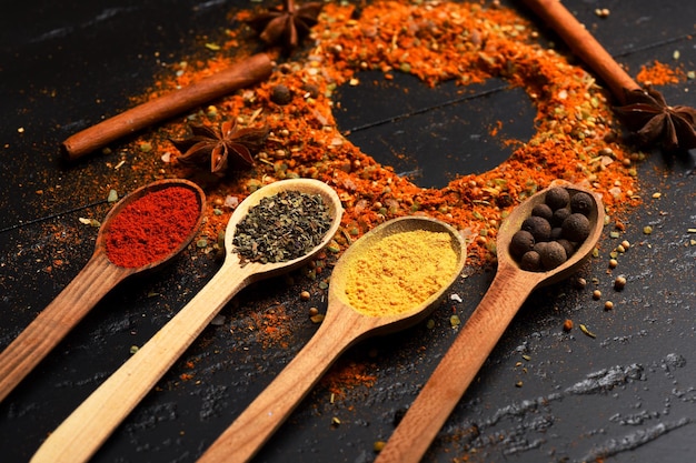 Holzlöffel mit Paprika-Kurkuma-Kräutern und Pfeffer