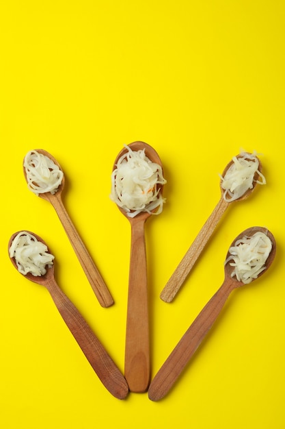 Holzlöffel mit Sauerkraut auf gelb