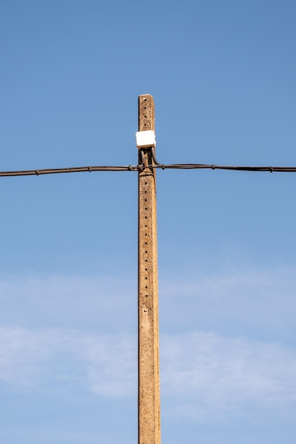 Holzmasten der Stromleitung