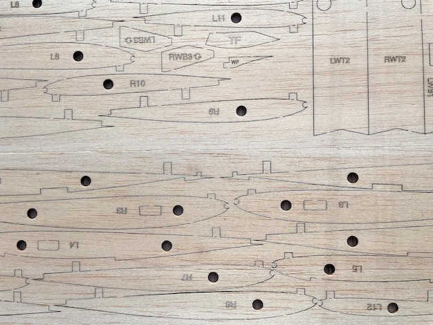 Holzmodell eines Flugzeugs