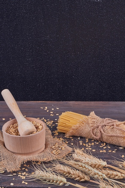 Holzmörser mit Weizenährchen und Spaghetti