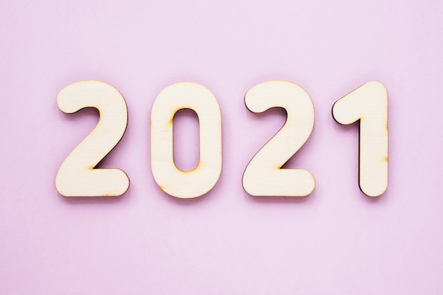 Holznummern 2021 auf einem rosa Hintergrund