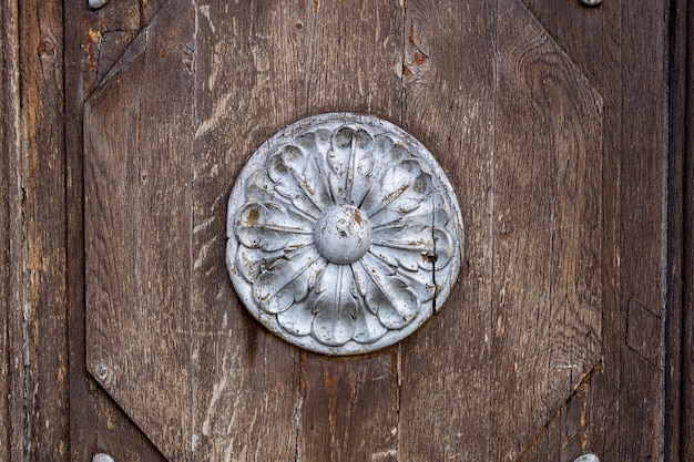 Holzoberfläche mit rundem Flachrelief in silberner Farbe. Foto in hoher Qualität