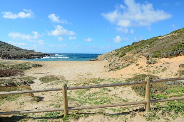 Holzpalisade in Porto Ferro Sardinien