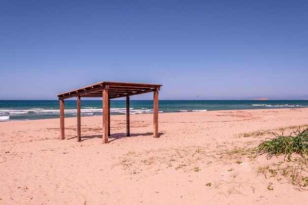 Holzpavillon am Strand